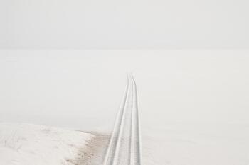 Short shore route with sled tracks leading a few meters onto the ice